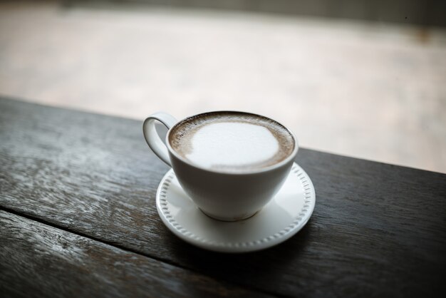 カフェのテーブルにコーヒーカップ