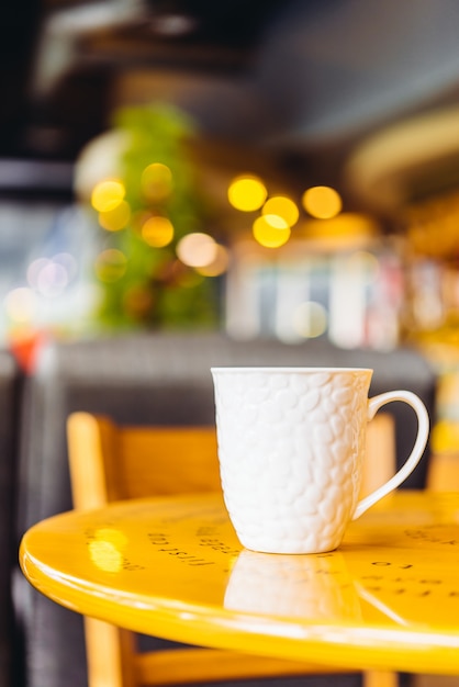 カフェのテーブルの上のコーヒーカップ