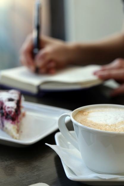 Foto gratuita tazza di caffè sul tavolo