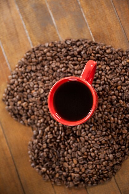 Foto gratuita tazza di caffè con cuore a forma di chicchi di caffè