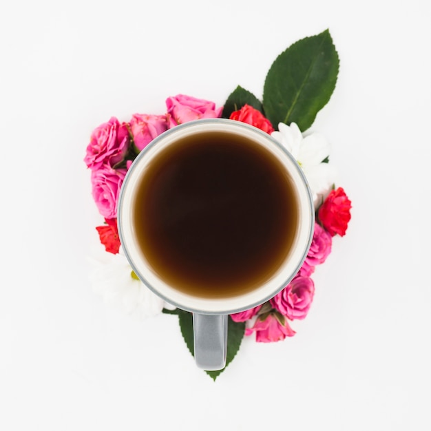 흰색 배경에서 장미와 커피 컵