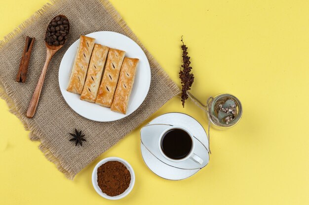 Tazza da caffè con spezie, biscotti, erbe essiccate e chicchi di caffè