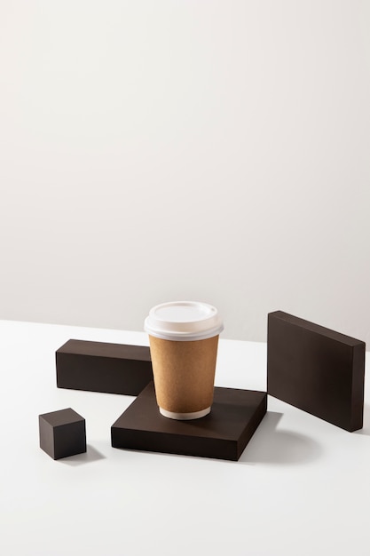 Tazza da caffè con tavole di legno ad angolo alto