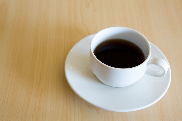 나무 테이블에 커피 컵