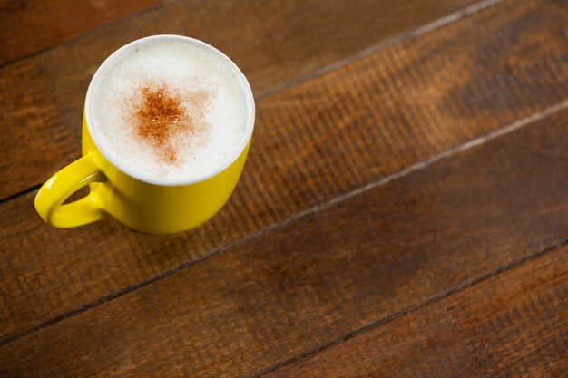 木製のテーブルの上にコーヒーカップ