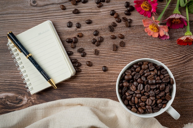 コーヒーカップとコーヒー豆のテーブル、国際的なコーヒーのコンセプトの日。