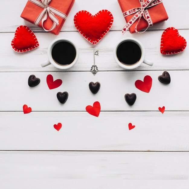 コーヒーカップとバレンタインデーのプレゼント