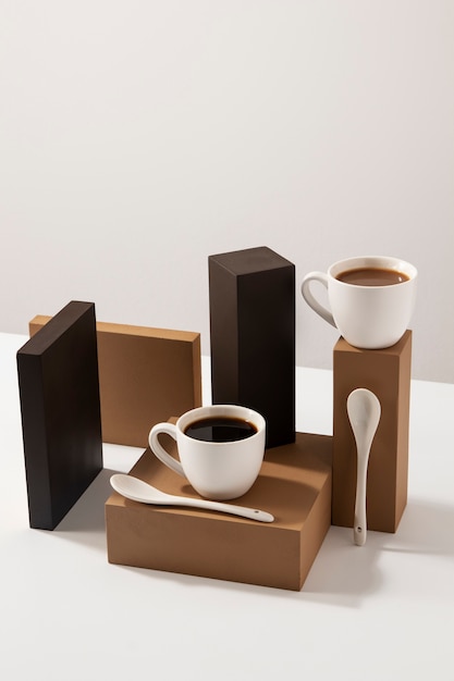 Ассортимент кофейных чашек и деревянных досок под высоким углом