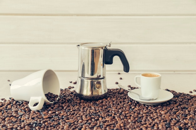 Foto gratuita decorazione di caffè con il piatto di moka