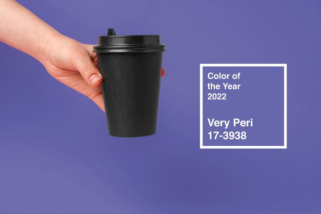Доставка кофе человеческая рука держит чашку кофе на вынос