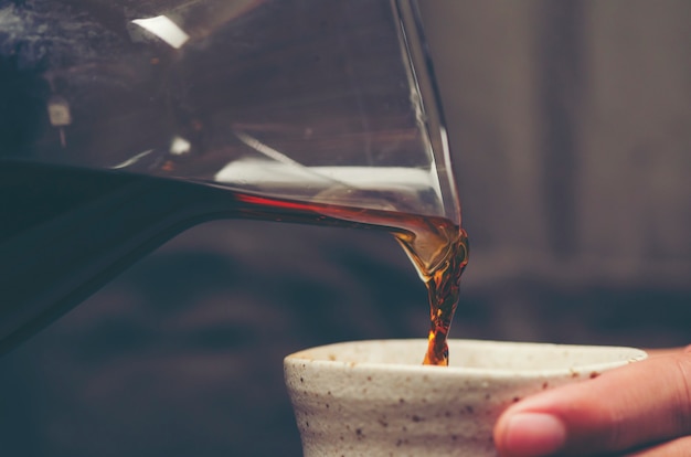 コーヒー​を​滴下する​プロセス​、​ヴィンテージフィルターイメージ
