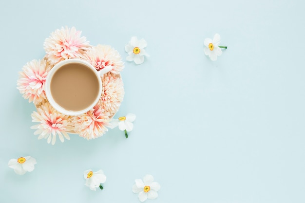 Foto gratuita caffè e fiori