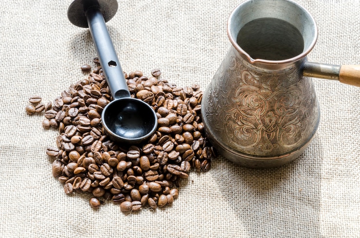 Free Photo coffee grains with tool