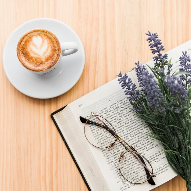 커피 라 떼, 라벤더 꽃, 안경 및 나무 책상에 노트북