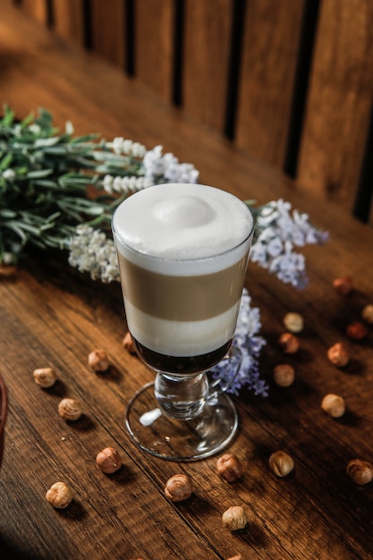 Foto gratuita noci di caffè latte schiuma di latte espresso