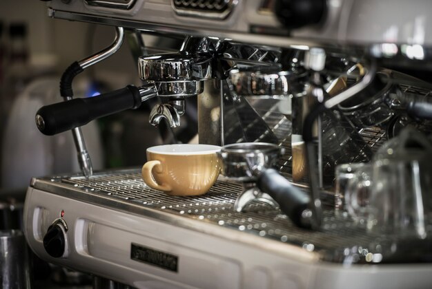 カフェでのコーヒーカップ付きコーヒーマシン