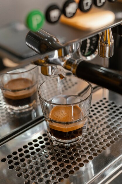 커피 숍에서 투명 유리가있는 커피 머신
