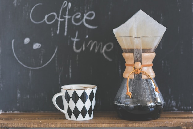 コー​​ヒーメーカーとカップとの水彩画の背景
