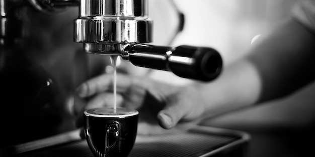 에스프레소 샷을 만드는 커피 메이커 기계