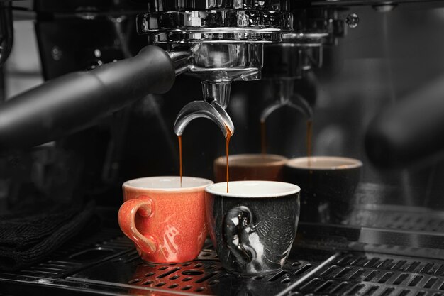 기계와 컵으로 커피 만들기