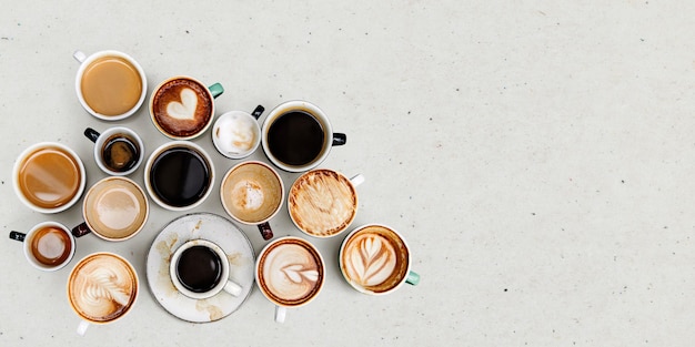 Foto gratuita tazze da caffè su una carta da parati strutturata beige chiaro