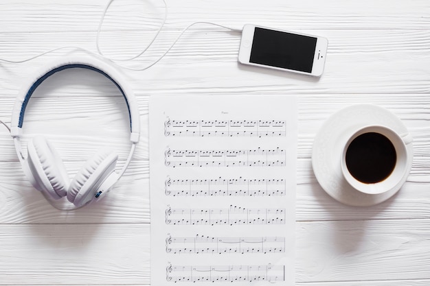 Foto gratuita caffè e oggetti musicali