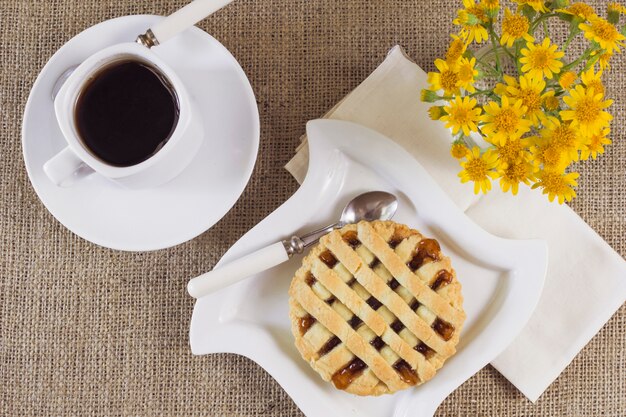 Colazione gustosa con caffè e torta