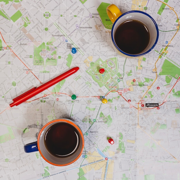 Foto gratuita caffè e perni sulla mappa