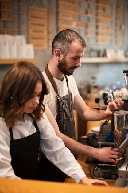 Foto gratuita partner della caffetteria che lavorano insieme