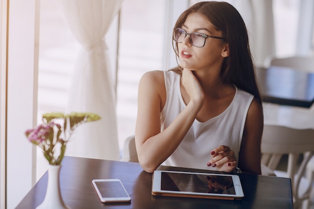 Foto gratuita caffè parlando adulti telefono di lavoro