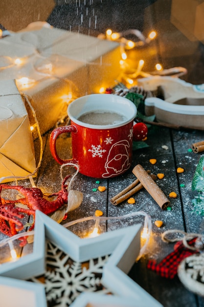 クリスマスの雰囲気のシナモンとミルク入りのコーヒー