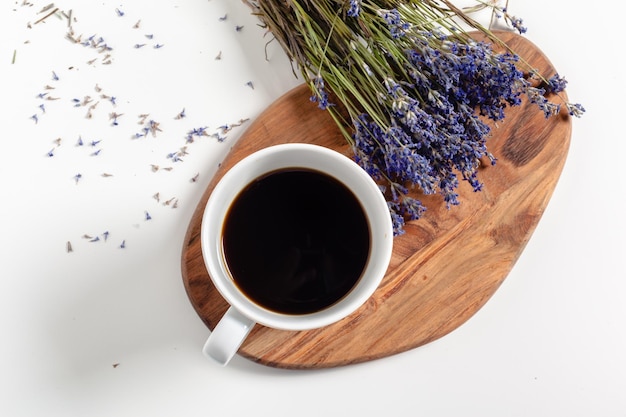 テーブルの上に花の組成を持つコーヒー