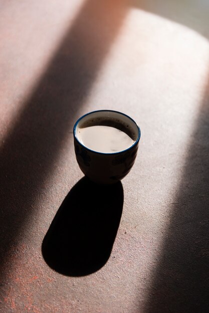 影の太陽の光とコーヒー