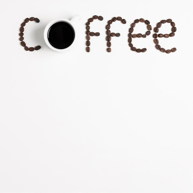 Кофе слово пишется с кофе в зернах и копией пространства