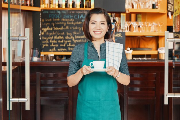 コーヒーショップのウェイトレス