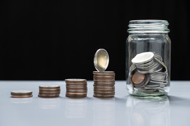 Монеты и стекло для инвестиций в будущее