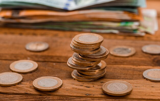 동전, 나무 테이블에 지폐입니다.
