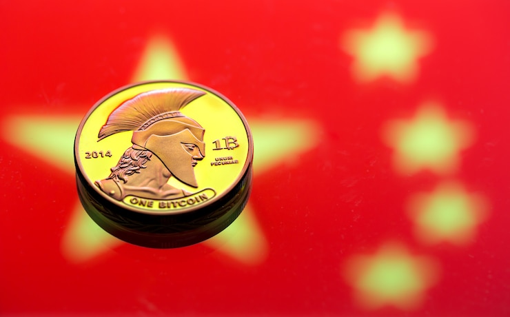 無料Photo コインビットコイン、中国の旗を背景に