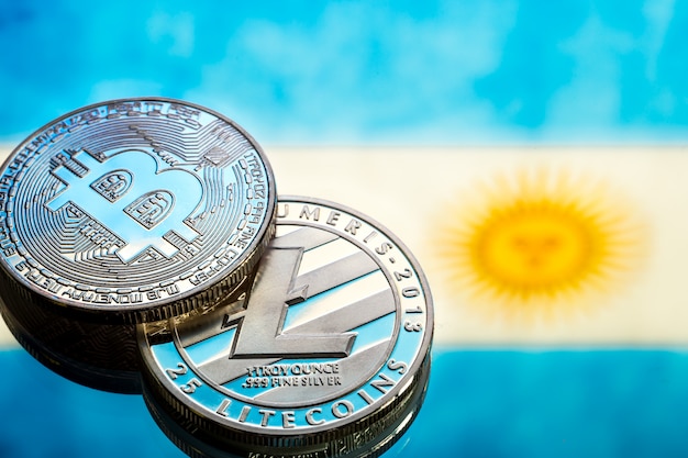동전 Bitcoin 및 litecoin, 아르헨티나 국기, 가상 돈을의 개념의 배경에 대해 근접. 개념적 이미지.