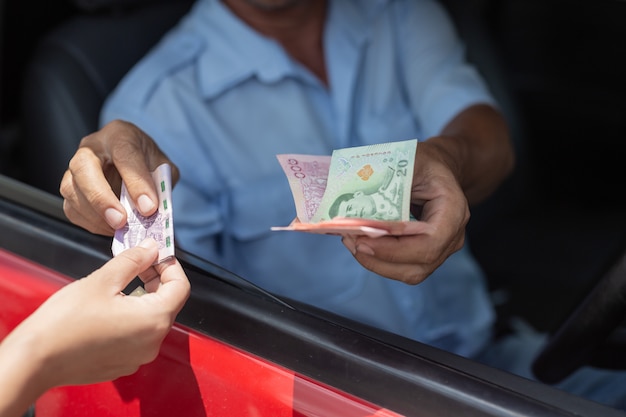 Бесплатное фото Монеты рука пожизненная оплата парковка пассажир