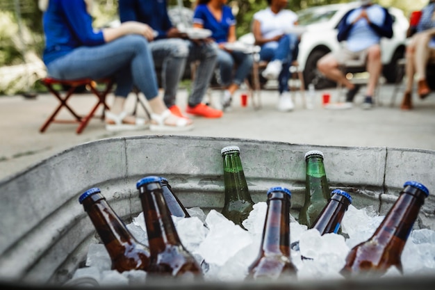 Foto gratuita birre fredde in un secchiello di ghiaccio