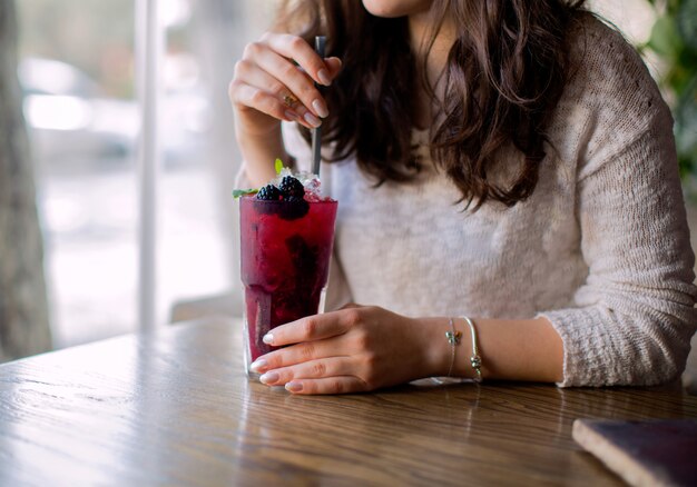 Foto gratuita cocktail freddo della bacca con la pipa