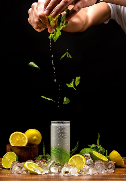 Free photo cold beverage with mint and lemon