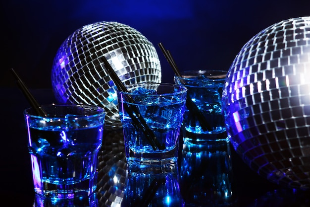 Foto gratuita cocktail blu freddo con palla da discoteca