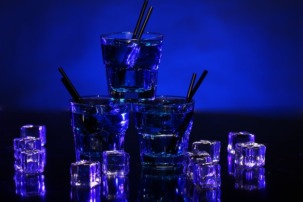 Foto gratuita cocktail blu freddo