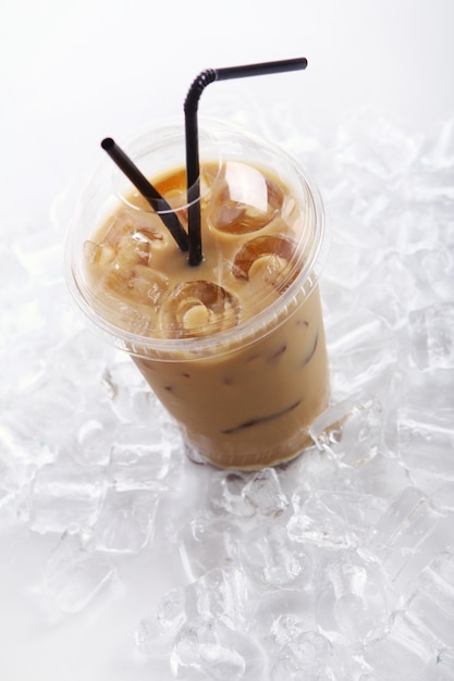 Foto gratuita bere caffè freddo