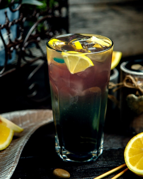 冷たい飲み物とレモンスライス、テーブルの上の氷