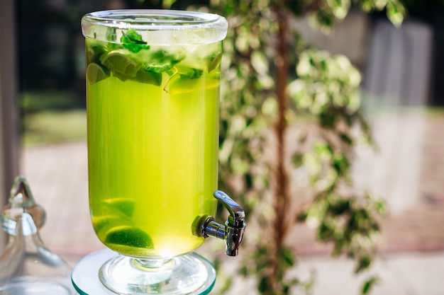 Free photo cold mojito served in large glass barrel