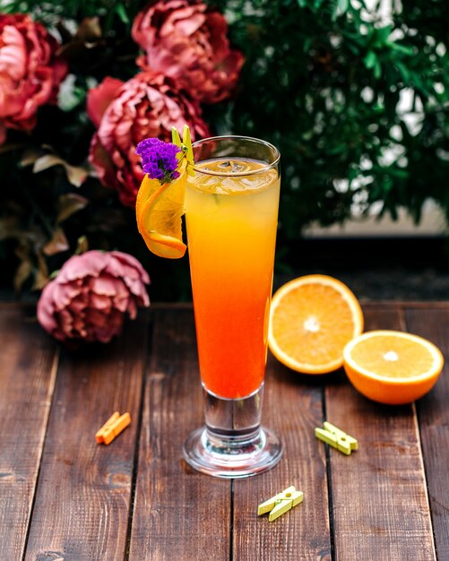 Холодный апельсиновый напиток с долькой апельсина