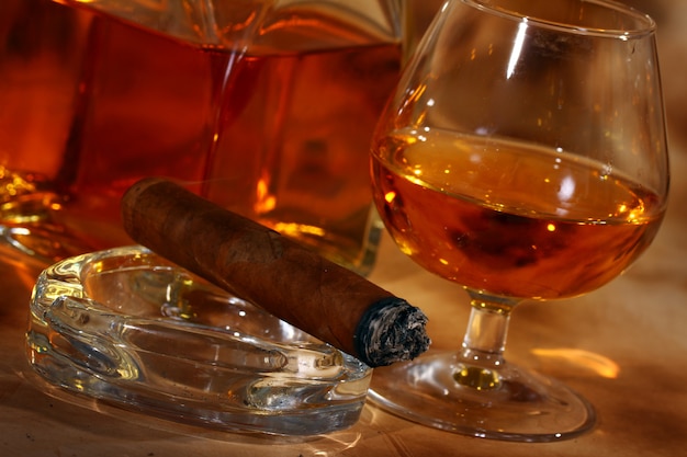 Free photo cold whiskey  and cigar